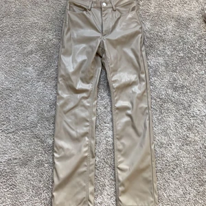 Fejk läderbyxor  - Säljer att par gråa fejk läderbyxor i storleken 36 från weekday. Dom är raka i modellen och använda fåtal gånger. Köparen står för frakten vilket är 66 kr spårbar frakt. Kolla även mina andra annonser då jag har sänkt priserna✨⚡️💕  