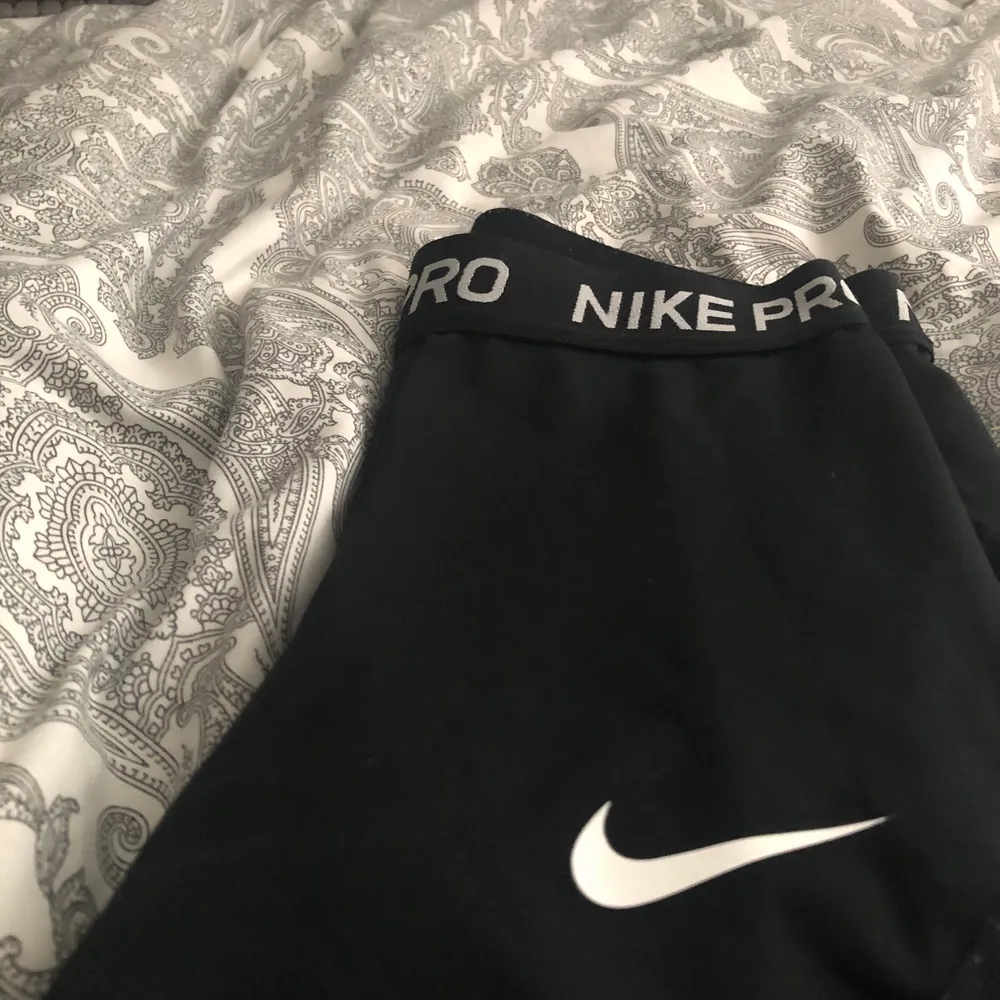 Ett oss Nike PRO shorts som blivit försmå som är i strl xs, väldigt bra skick! Inte super använda🙌🏻💞. Shorts.