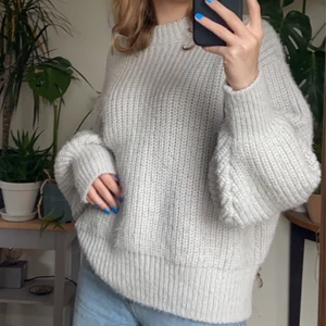 stickad tröja från lindex! :) - väldigt bra skick och lite ocersized, perfekt för hösten, otroligt mysigt material. 