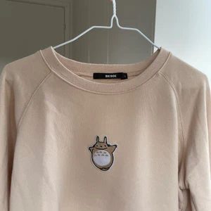 ♻️remade collegetröja - totoro♻️ - Totoro remade collegetröja ♻️  Storlek L▫️Gott second hand skick ▫️info på bild 2 ▫️skriv för fler frågor/bilder!