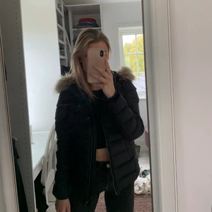 Höst/vinterjacka  - Superfin jacka från Tommy hilfiger, perfekt till höst/ vintern! Knappt använd! Säljer då den inte kommer till användning! Köpt för över 2000, säljer för 400! Pris kan diskuteras 