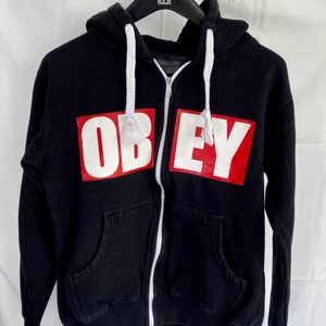 OBEY sweater  - Riktigt snygg och skön tjocktröja Size M (men mera som en size S) Kan skickas spårbart alt. Inte spårbart = billigare frakt!