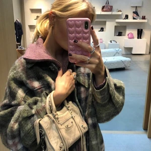 Kappa - Intressekoll på denna sjukt fina och slutsålda isabelmarant ull kappan! Passar alla sesånger! Super fint skick , inga bud under 2000