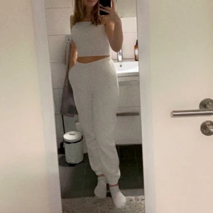 Vita mjukisbyxor från Gina  - Vita mjukisbyxor från Gina tricot i stl S. Dem är i den korta modellen och jag skulle säga passar bäst på 164 cm och under⭐️ De har några fläckar som bara syns på nära håll. Frakt tillkommer⭐️