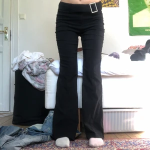 Kostymbyxor  - Lågmidjade väldigt 90/2000 tals inspirerade byxor! Kommer inye till användning längre