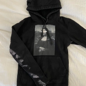 The cool elephant hoodie!! - Säljer min populära the cool elephant hoodie!! Är i tjockt varmt material och i stl XS men skulle säga att den passar S/M också. Har ett litet hål på armen som lätt kan sys igen. Frakt tillkommer ❤️