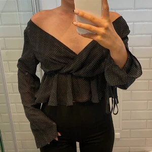 Blus - Supersnygg blus från glamorous i storlek M, går att ha både vanlig och off shoulder