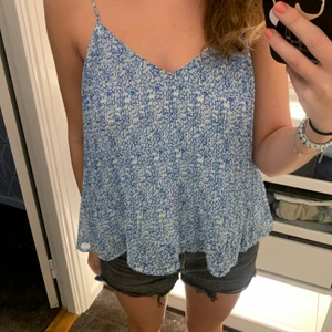 Blommigt linne - Blått och vitt linne ifrån Mango, nästintill oanvänt. Xs men passar mig som vanligtvis har S-M. Kan gå ner i pris vid snabb affär😊