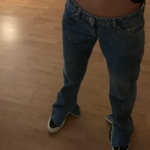 Lågmidjade weekday jeans - Ett par super snygga lågmidjade weekday jeans, modell arrow. Stolerk 27x32. Klippt slitsen själv pga att de var lite långa på mig 160.  Buda 💕