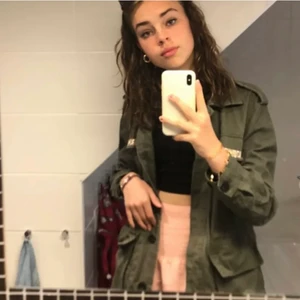 Jacka - Säljer denna jätte fina gröna jacka som är köpt här på Plick för 450+frakt. Den var längre än jag trodde när den satt på så att man är beredd på att den är lång! (Förra säljarens bilder så kan skicka fler om man vill det!) pris kan även diskuteras såklart 