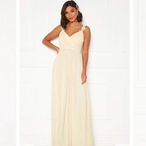 Balklänning - Intressekoll på min fina balklänning i storlek 36 som endast är använd 1 gång. Den är som ny, inga defekter. Säljer vid bra bud. 🌞🌸