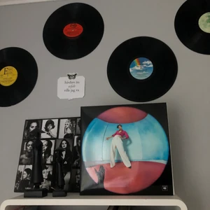 FINE LINE VINYL HARRY STYLES - Säljer denna kompletta vinylsamling på albumet Fine Line av Harry Styles! 2 vinyler ingår! Spelad en gång och därmed nyskick. Köptes för ca 400kr 