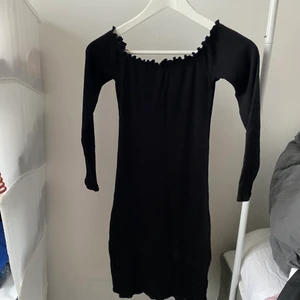 OffShoulder Klänning - OffShoulder klänning ifrån BikBok, använd fåtal gånger.