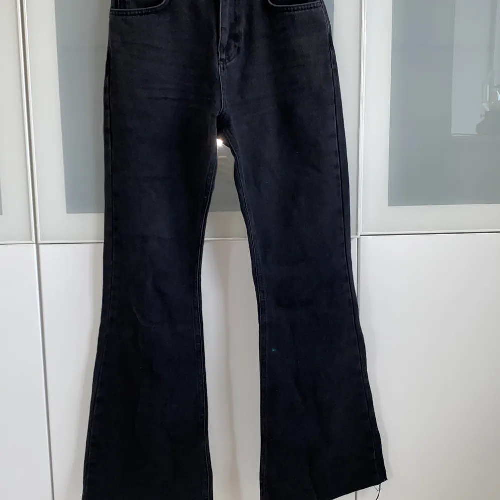 Svarta raka jeans från märket reclaimed vintage köpta från ASOS. Säljer då jag inte använder dom längre. Storlek 24. Köpta för 500kr men jag säljer dom för 200kr🥰🥰. Jeans & Byxor.