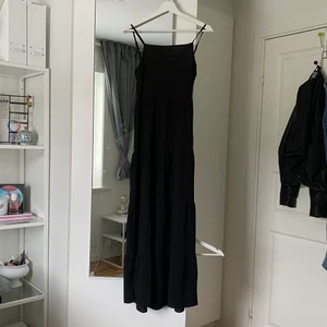 Maxiklänning - Tänkte kolla om någon är intresserad av att köpa min maxiklänning från h&m. Den är aldrig använd då den va för lite för mig och lappen sitter kvar. Den är i stl 34 men passar en 36 eller mindre. Köpte den för 199kr men säljer vi bra bud.