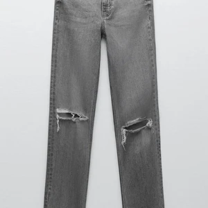 zara jeans med slit  - ett par jätte fina jeans som jag tyvärr måste köpa av att jag inte använder dom så mycket. köpta för ca 1 månad sen 