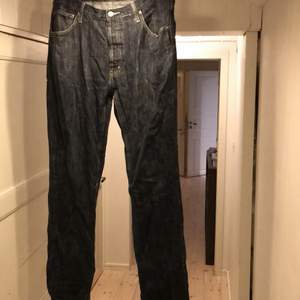 jeans från cheap mondey i typ baggy/rak pasform. size w36 l34