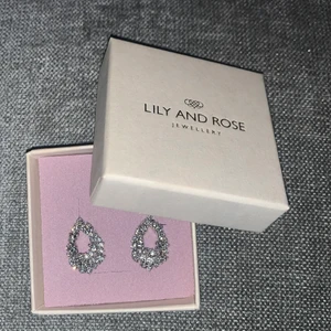Lily & rose örhängen  - Säljer dessa superfina örhängen från Lily & rose. Helt nya, aldrig använda!!!💕💕💘
