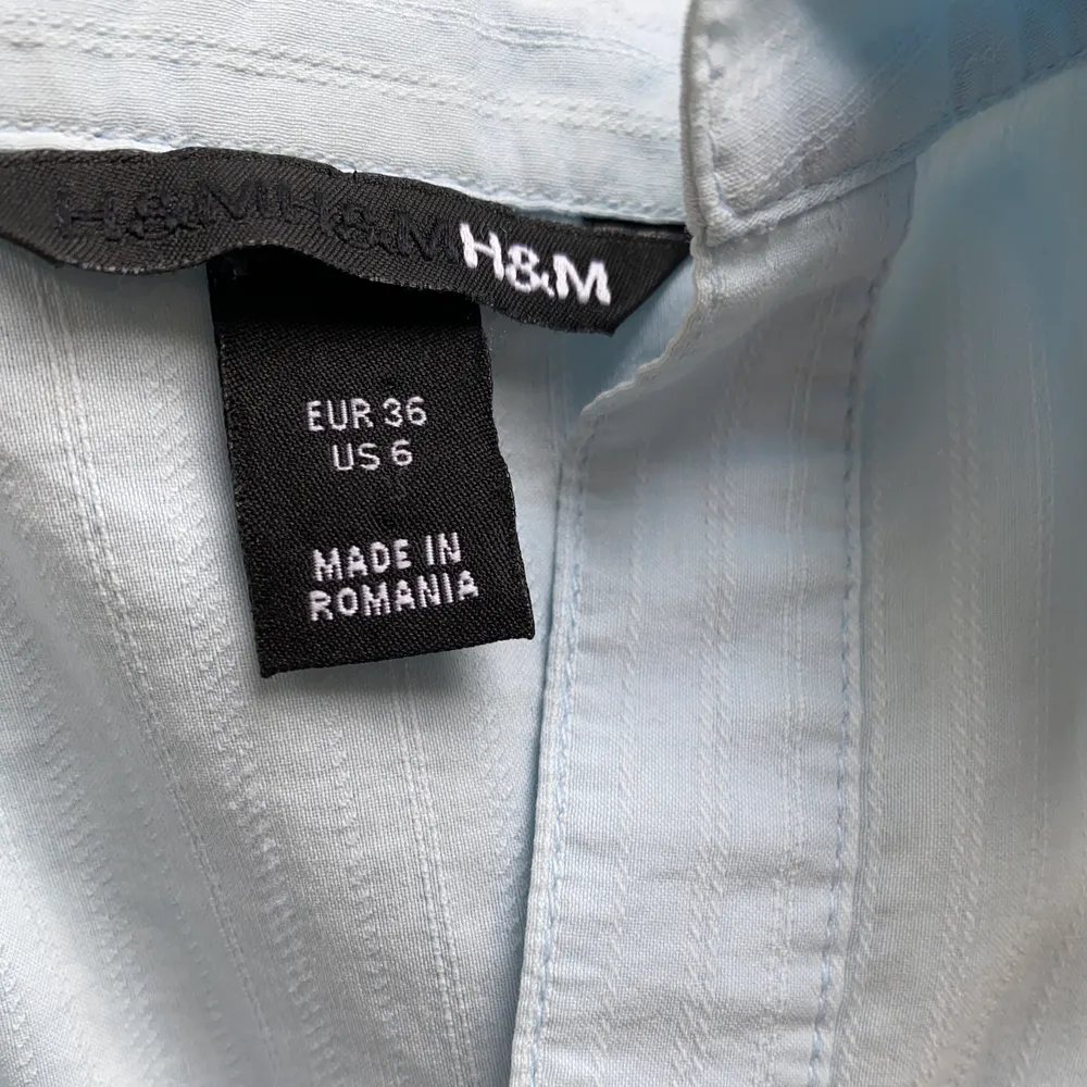 En sparsamt använd skjorta från H&M, superfin och i riktigt bra skick. Ljusblå färg och stl 36, men kan passa en större 34/mindre 38 (jag). Skjortor.