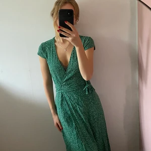 & other stories klänning - Superfin klänning från & other stories. Storlek 34. Frakt tillkommer. 