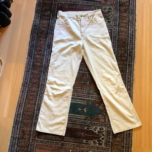 Manchester flares  - Säljer dessa ursnygga Manchester flares som jag tyvärr växte är för ett bra tag sen. Dom är extremt bra kvalitet och midjemåttet är 33 men skulle säga att det snarare är mindre en större. Skriv om dubbar fler frågor!