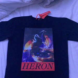 Heron Preston T-shirt - säljer min riktigt feta heron preston t-shirt som är köpt för bara någon måndag sedan, knappt använd. Skick 9/10. Tags kommer med. Size xs men passar M pga oversize