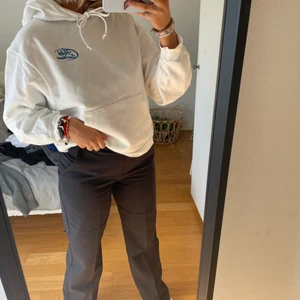 Vit hoodie med tryck - Zara hoodie, med coolt tryck på ryggen. Oversized i modellen, använd två gånger💕💖  