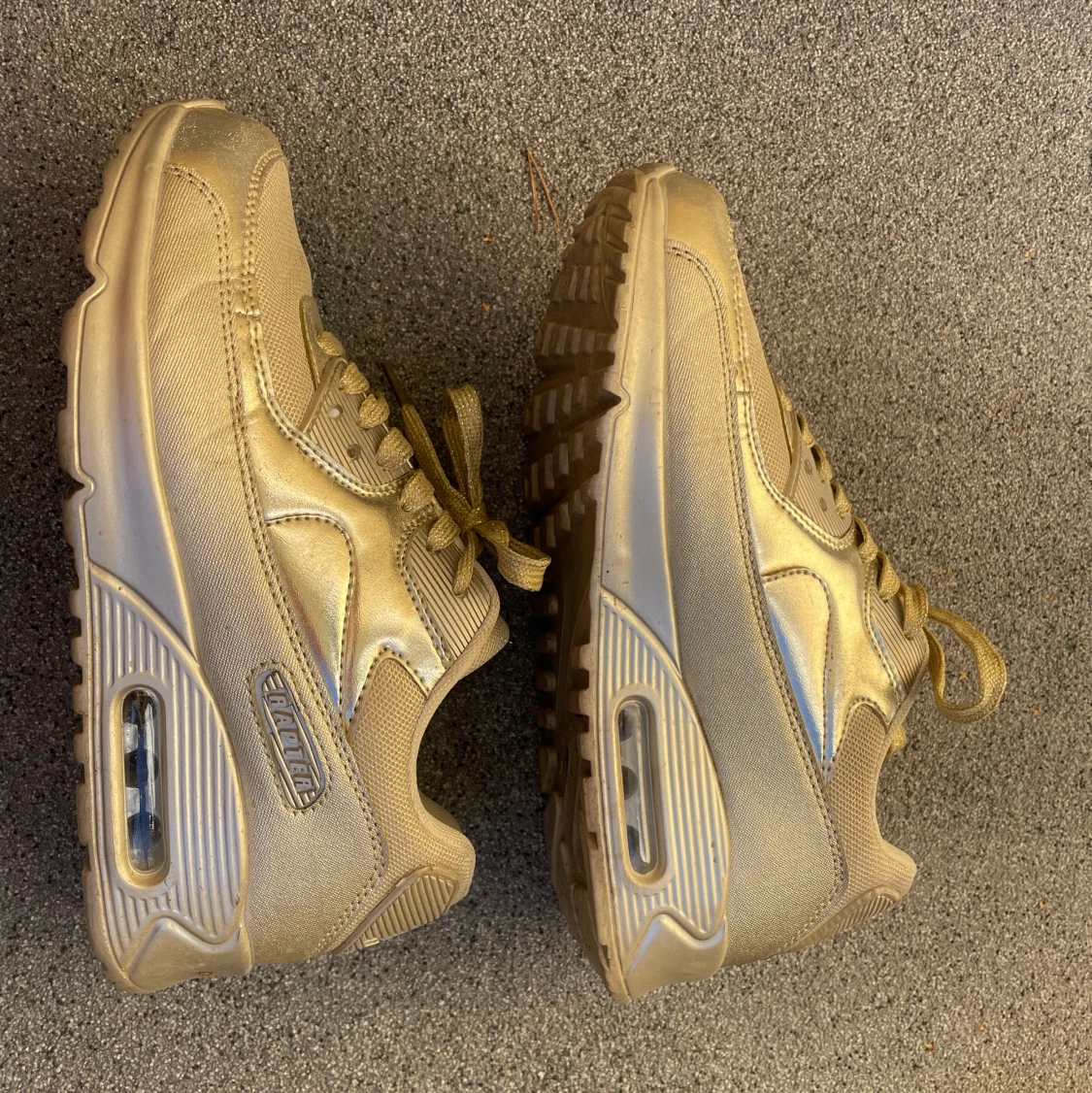 Guldiga sneakers - 90