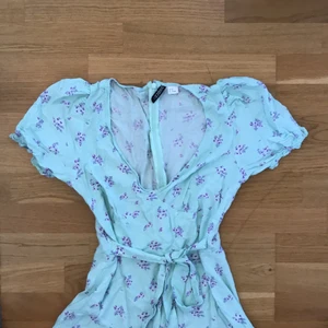 Klänning - Jag säljer en såå fin klänning köpt förra sommaren men bara använd ca en gång! Köparen betalar frakt