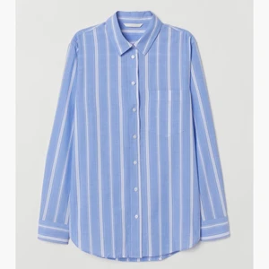 Skjorta från H&M i strl 46 - Jättesöt skjorta jag fick av min farmor med prislappen kvar på, oanvänd! Materialet är 100% bomull och känns superskön! Storleken är 46 men den passar nog bra på mindre personer som en oversized skjorta oxå🤎 den kommer aldrig till användning hos mig, därför säljer jag den🤍