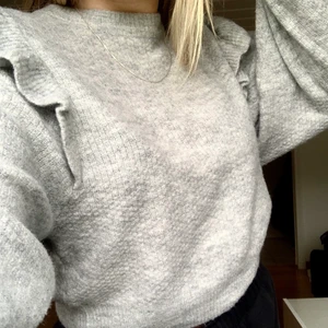 Gosig Stickad Tröja Stl. XS - Tröjan är i en super fin grå färg och sticks inte alls! Jättemysig tröja som köptes på HM för mindre än ett år sedan och ej kommit till användning. Perfekt till nu när det blir kallare! 60kr+frakt🥰