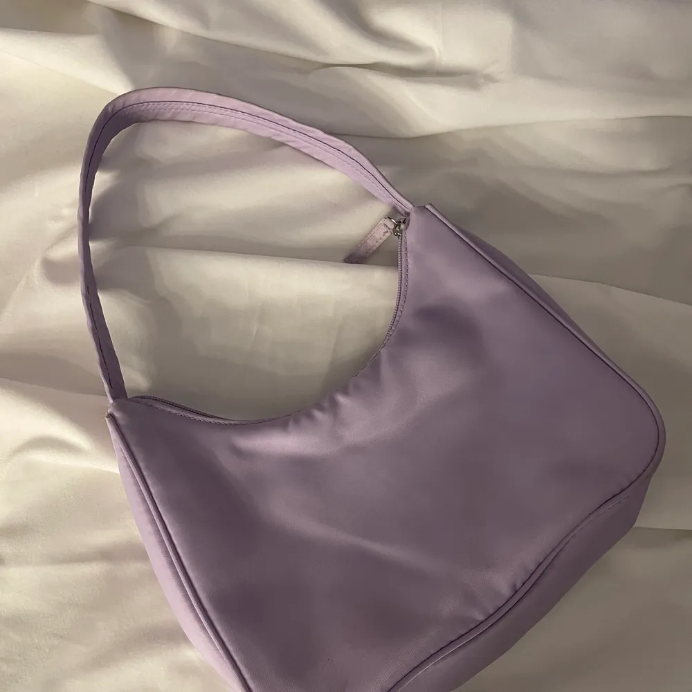 En lila väska som använts ett fåtal. Väskor.