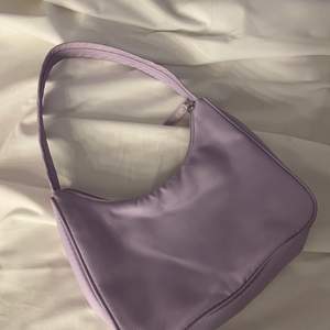 En lila väska som använts ett fåtal
