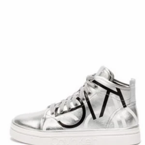 Calvin Klein  - De är nästan nya storlek 39 hållbox.