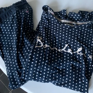 Bondelid pyjamas  - Jättegullig pyjamas från bondelid. Väldigt skön och i bra skick. Byxor och t-shirt. Köparen står för frakt 