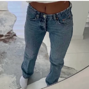 Mid rise jeans Zara - Funderar på att sälja mina super fina Mid rise jeans från Zara! (Första bilden är lånad💞) Byxorna är använda men i super fint skick, storlek 36 men skulle säga att dom även passar storlek 34!, byxorna är även avklippta ner till så att dom ska kunna passa mig som är 172cm lång 💓 är många intresserade så får högsta bud köpa så buda gärna😊⚡️
