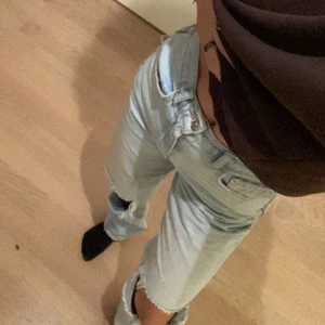 Håliga jeans - Sjukt snygga jeans, säljer för att de är för små. De har varit inne i ett tag och tror att dessa kommer vara inne ett bra tag till💕. Väldigt populära från Gina och är nästan alltid utsålda💕 Jag är 164  passar mig bra i längden men jag har ganska långa ben så hade passat 170