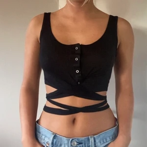 Svart topp - Svart topp från NASTY GAL, supersnygg. Storlek XS Skriv för fler bilder💗