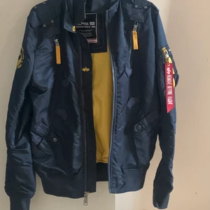 Jacka  - Alpha industriers jacka i xs användt fåtal gånger. Bra och snyggt skick. Säljer pågrund av lite användning. 