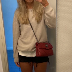 Stickad tröja från Zara - Beige stickad tröja från Zara barn, kommer inte till användning 😇frakt ligger på 66kr