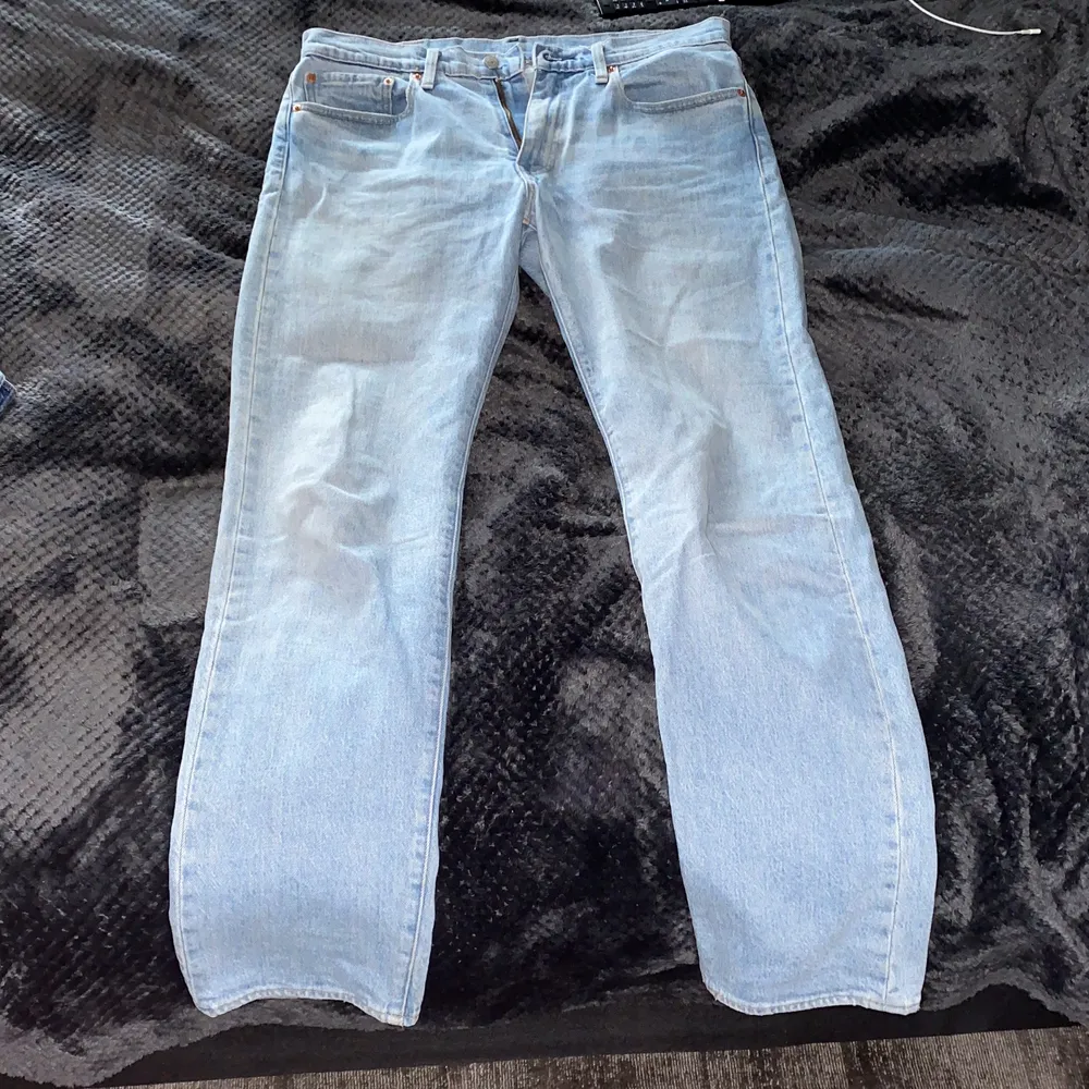 Tjena! Säljer mina ljusa levi’s jeans då dem var lite för små för mig, köpta på NK i Göteborg för 1300kr och har använt dem några få gånger. Dem är som nya och har inga slitage, fläckar eller liknande.. Jeans & Byxor.