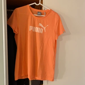 T-shirt - Säljer denna fina t-shirten från puma. Använd 1 gång. Passar perfekt till träning. Säljer denna eftersom att den är för stor för mig. 