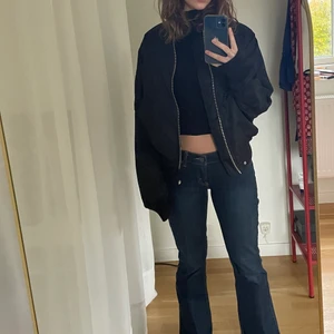 Svart glansig bomberjacka  - Superskön nu till hösten, passar till allt! 