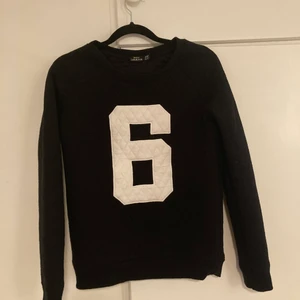 Tröja  - En svart basic tröja 