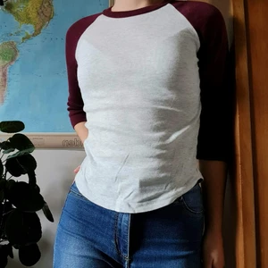 Baseballtröja - Smickrande, halvärmad baseballtröja i vitt och vinrött.