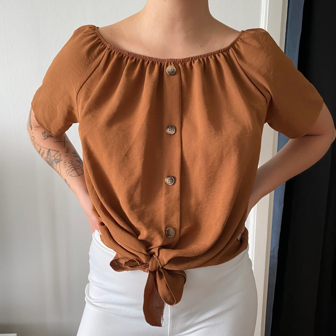 Topp med knappar och knytdetalj strl S-L