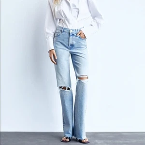 Zara jeans  - Zara jeans med hål. Storlek 32 men byxorna var väldigt stora i storleken så sydde in dom hos en skräddare. Jeansen är även avklippta och passar folk som är 170cm (dom går att klippa mer). Jag har vanligtvis st 32 i jeans så dom borde passa folk med samma storlek. Om fler blir intresserade blir det budgivningen💕skriv privat för flera bilder 
