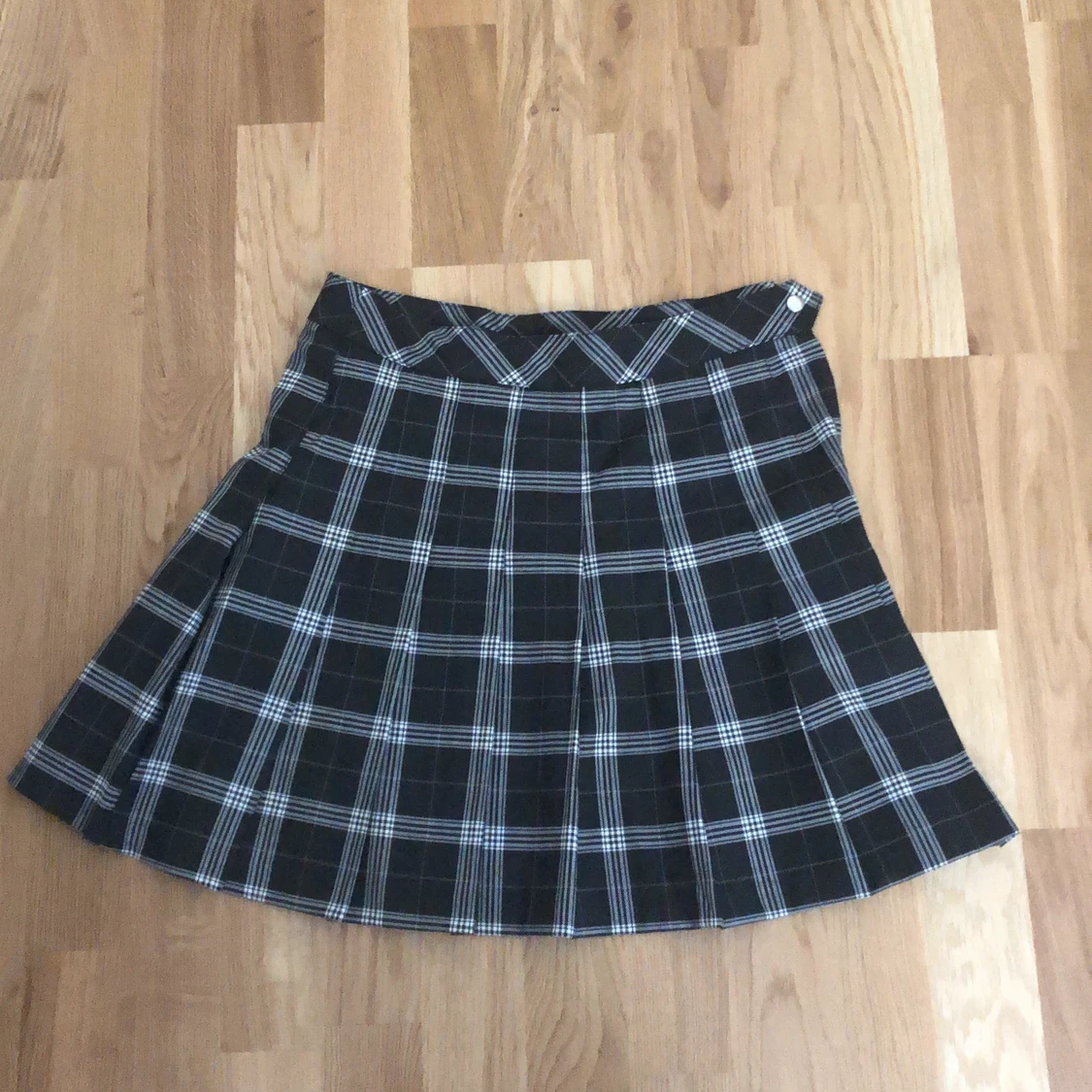 Kort svart kjol med veck  - 90