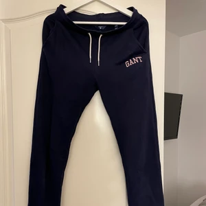 Gant mjukisbyxor storlek 170 (som en XS) - Säljer pågrund av att de har blivit försmå för mig. Mycket bra skick då de knappt är använda! Köparen står för frakten.