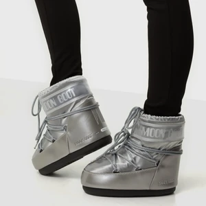 Moonboots  - Intressekoll på mina låga moonboots. Köpta förra vintern men dom är i bra skick och användes inte så jätte mycket. Storlek 36-39, jag har storlek 38 men passar flera storlekar eftersom det är foder inuti.  Nypris 1799kr buda från 1000 eller köp direkt för 1200💕💕